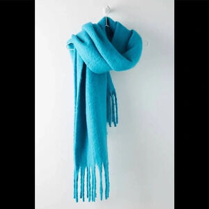 NWOT Anthropologie Fringed Boucle Scarf